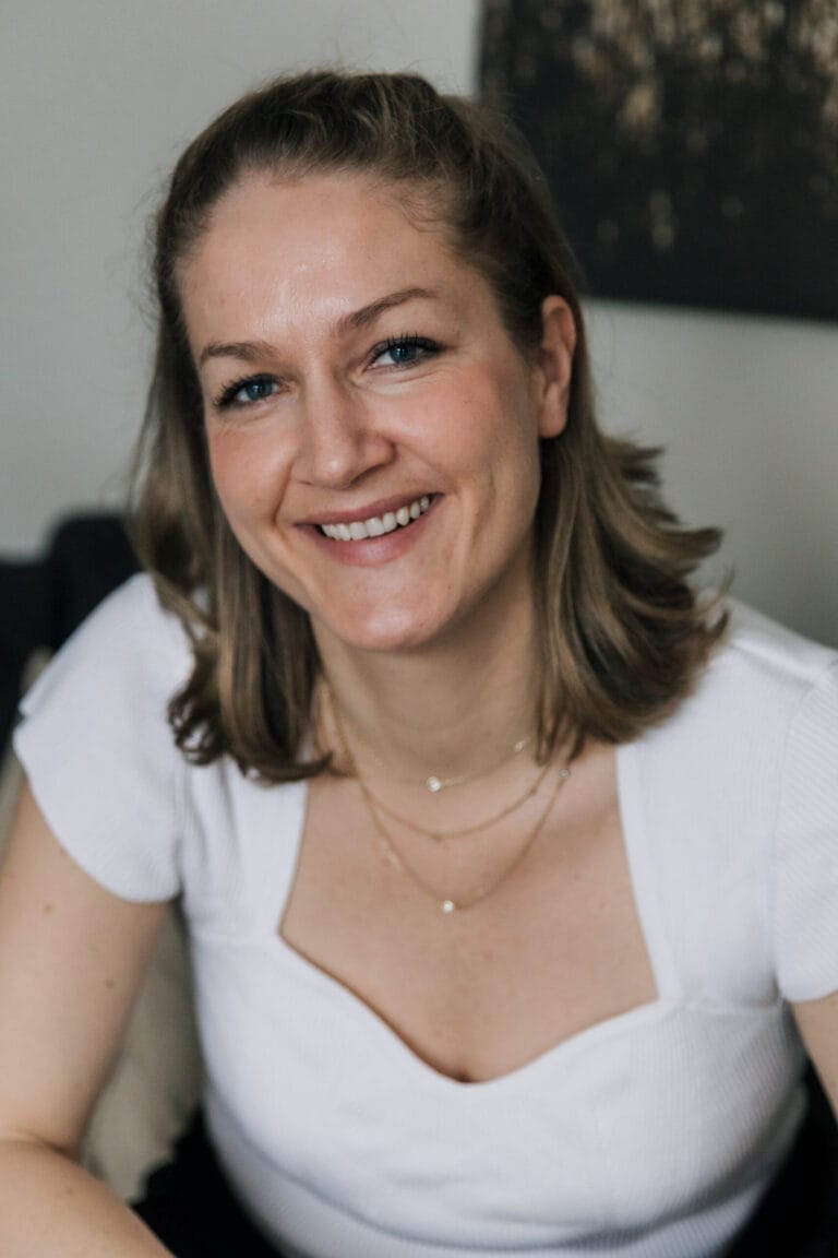 Lächelnde Datingfotografin Nora aus Berlin