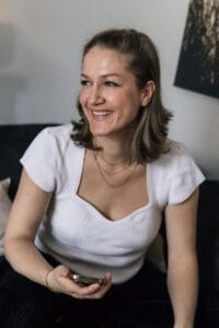 Lächelnde datingfotografin nora aus berlin