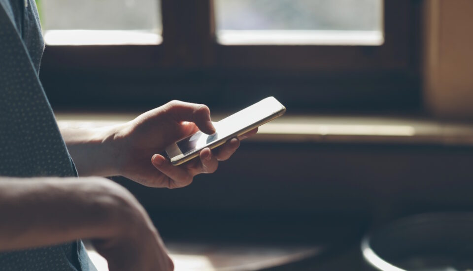 Mann schreibt die erste Nachricht in einer Dating-App nach einem Match